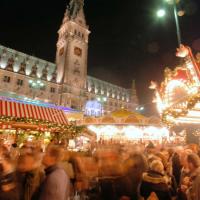 0877_4245 Gedränge zur Weihnachtszeit auf dem Weihnachtsmarkt vor dem Rathaus Hamburgs. | 